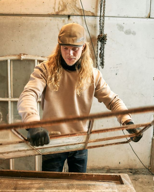 Handwerker restauriert einen Holzfensterrahmen in der Werkstatt